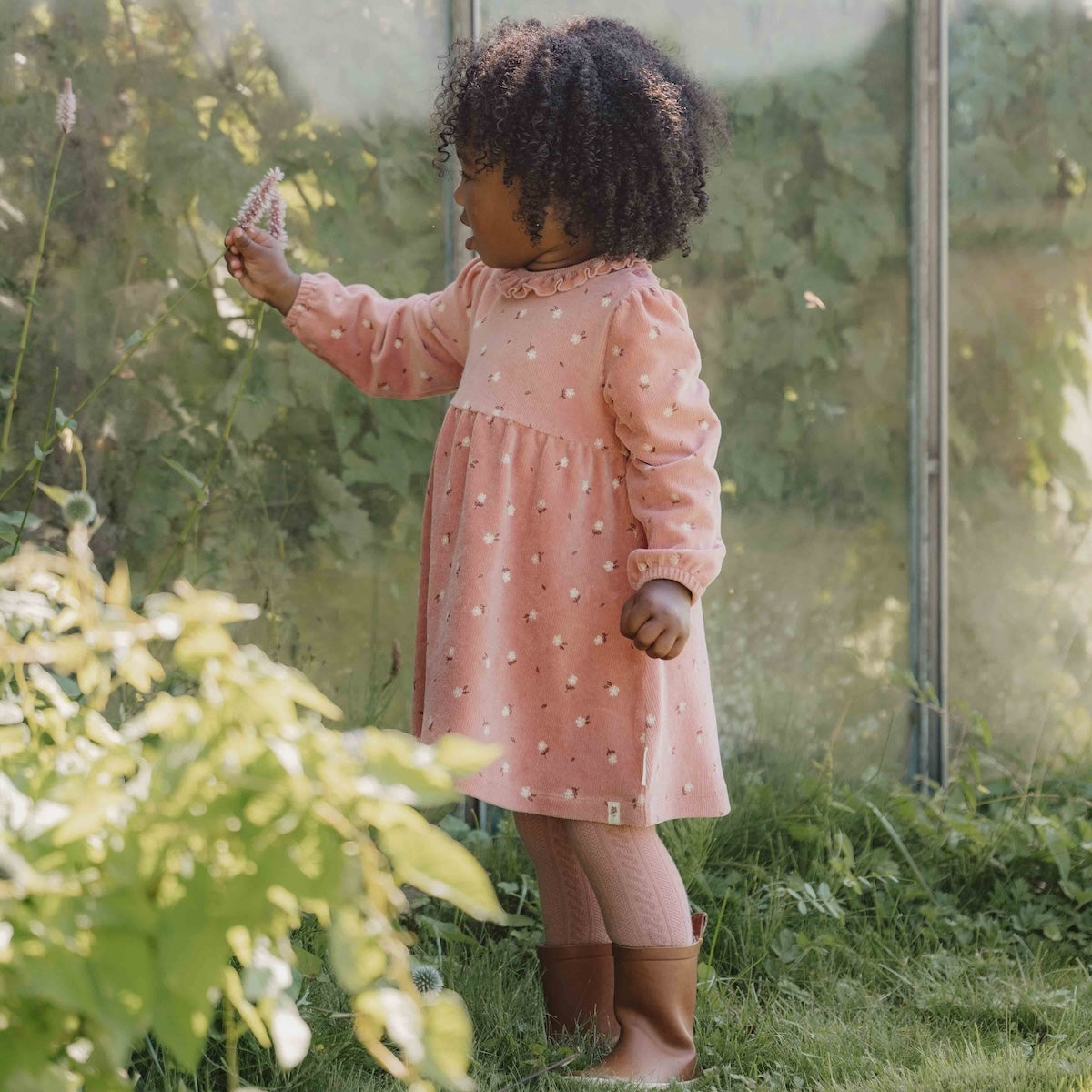 De Little Dutch flower jurk met lange mouw in de kleur warm rose is een prachtige jurk voor je kleintje. De jurk is gemaakt van een zachte stof en heeft een warme roze kleur, wat zorgt voor frisse en leuke uitstraling. VanZus