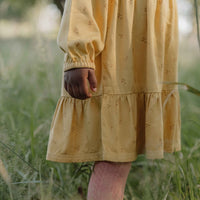 De Little Dutch blooming flower jurk met lange mouw in de kleur warm yellow is een prachtige jurk voor je kleintje. De jurk is gemaakt van een zachte stof en heeft een felle gele kleur, wat zorgt voor frisse en leuke uitstraling. VanZus