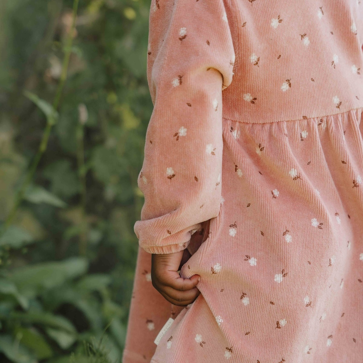 De Little Dutch flower jurk met lange mouw in de kleur warm rose is een prachtige jurk voor je kleintje. De jurk is gemaakt van een zachte stof en heeft een warme roze kleur, wat zorgt voor frisse en leuke uitstraling. VanZus