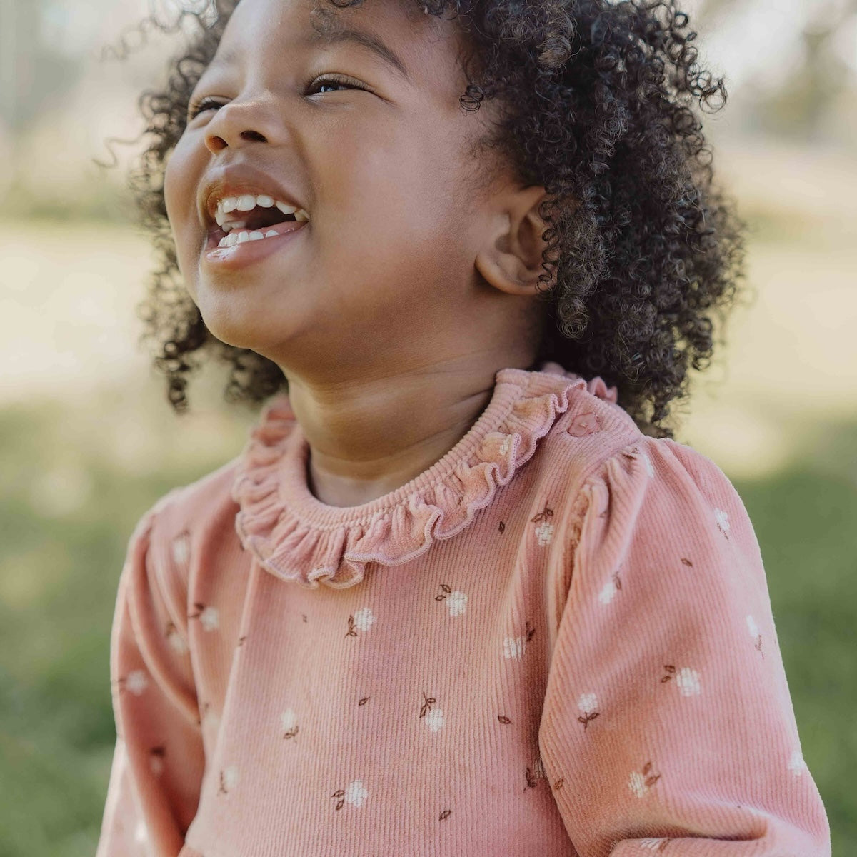 De Little Dutch flower jurk met lange mouw in de kleur warm rose is een prachtige jurk voor je kleintje. De jurk is gemaakt van een zachte stof en heeft een warme roze kleur, wat zorgt voor frisse en leuke uitstraling. VanZus