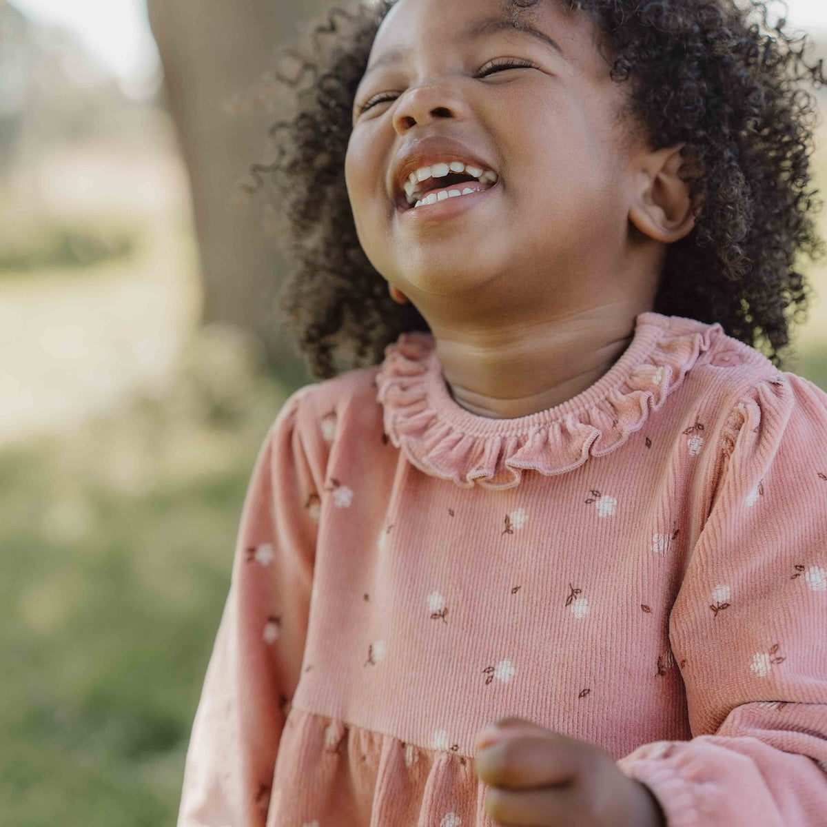 De Little Dutch flower jurk met lange mouw in de kleur warm rose is een prachtige jurk voor je kleintje. De jurk is gemaakt van een zachte stof en heeft een warme roze kleur, wat zorgt voor frisse en leuke uitstraling. VanZus