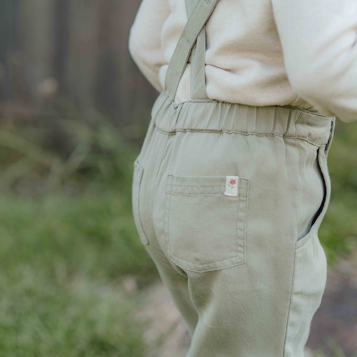 Deze schattige tuinbroek van Little Dutch in de kleur green (groen) met ruches staat garant voor de mooiste avonturen! Stoer, schattig en heel comfortabel! Deze salopet is gemaakt van een hele zachte Tencel met een klein bloemenborduursel bij de broekzak voor een lief en meisjesachtig detail. VanZus