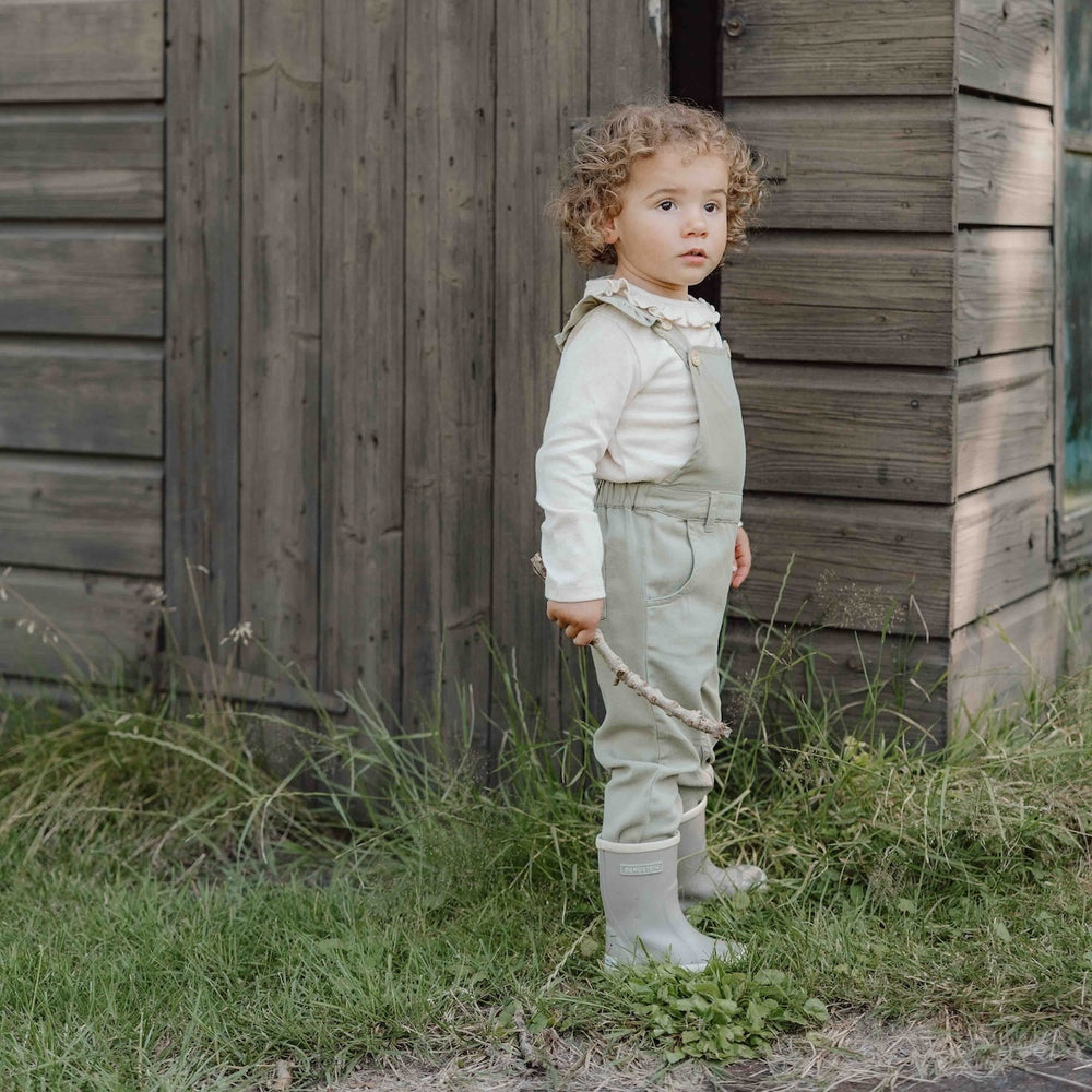 Deze schattige tuinbroek van Little Dutch in de kleur green (groen) met ruches staat garant voor de mooiste avonturen! Stoer, schattig en heel comfortabel! Deze salopet is gemaakt van een hele zachte Tencel met een klein bloemenborduursel bij de broekzak voor een lief en meisjesachtig detail. VanZus