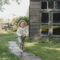 Deze schattige tuinbroek van Little Dutch in de kleur green (groen) met ruches staat garant voor de mooiste avonturen! Stoer, schattig en heel comfortabel! Deze salopet is gemaakt van een hele zachte Tencel met een klein bloemenborduursel bij de broekzak voor een lief en meisjesachtig detail. VanZus