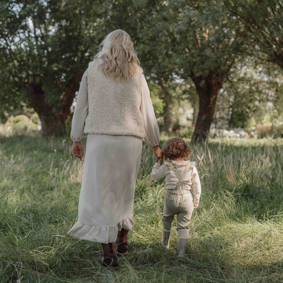 Deze schattige tuinbroek van Little Dutch in de kleur green (groen) met ruches staat garant voor de mooiste avonturen! Stoer, schattig en heel comfortabel! Deze salopet is gemaakt van een hele zachte Tencel met een klein bloemenborduursel bij de broekzak voor een lief en meisjesachtig detail. VanZus