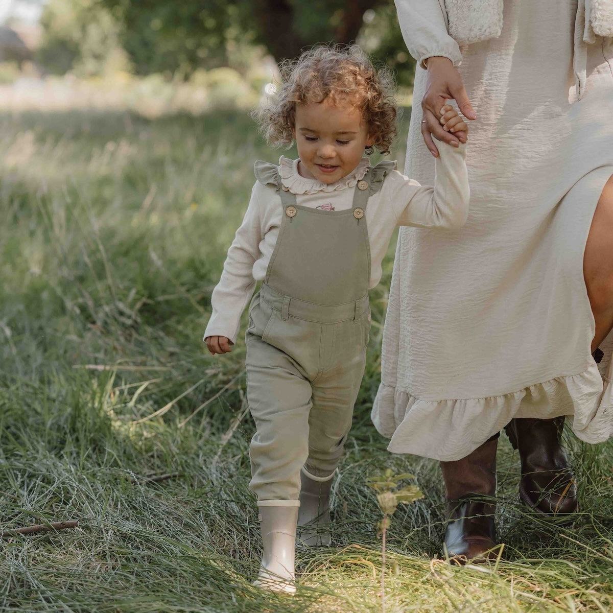 Deze schattige tuinbroek van Little Dutch in de kleur green (groen) met ruches staat garant voor de mooiste avonturen! Stoer, schattig en heel comfortabel! Deze salopet is gemaakt van een hele zachte Tencel met een klein bloemenborduursel bij de broekzak voor een lief en meisjesachtig detail. VanZus