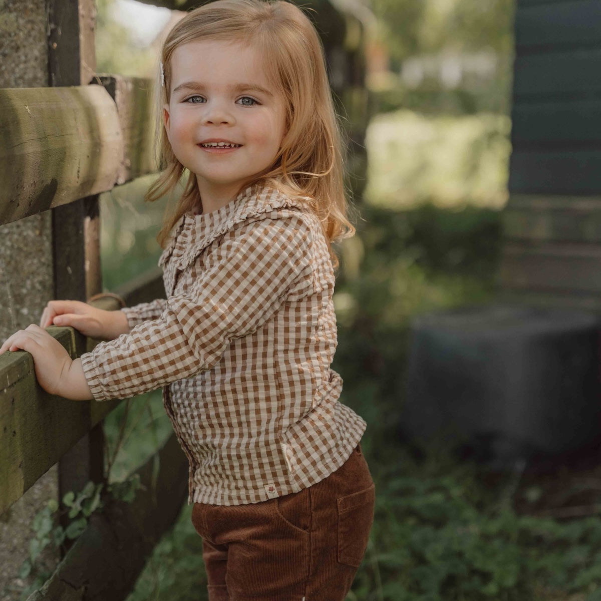 Hoe je de blouse brown check van Little Dutch ook combineert: je meisje zal er geweldig uitzien! De geruite blouse met lange mouwen heeft een bruin-wit patroon en een mooie opvallende kraag met ruches. Zo ziet de blouse er meteen heel bijzonder en meisjesachtig uit. De stof met textuur is van biologisch katoen. VanZus