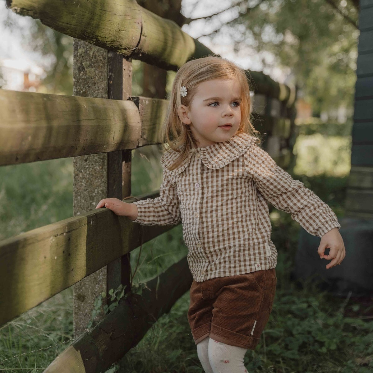 Hoe je de blouse brown check van Little Dutch ook combineert: je meisje zal er geweldig uitzien! De geruite blouse met lange mouwen heeft een bruin-wit patroon en een mooie opvallende kraag met ruches. Zo ziet de blouse er meteen heel bijzonder en meisjesachtig uit. De stof met textuur is van biologisch katoen. VanZus