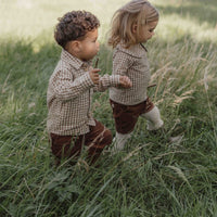 Wat zal de trendy korte broek in walnut brown van Little Dutch geweldig staan bij jouw kleintje. De korte broek is gemaakt van zachte, warme corduroy met een lichte stretch voor comfort, ideaal voor een dag vol spelen en verkennen. VanZus