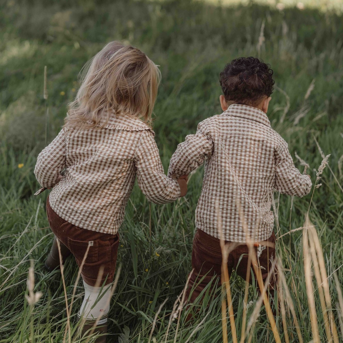 Wat zal de trendy korte broek in walnut brown van Little Dutch geweldig staan bij jouw kleintje. De korte broek is gemaakt van zachte, warme corduroy met een lichte stretch voor comfort, ideaal voor een dag vol spelen en verkennen. VanZus