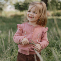 Wat zal het gebreid vest in warm rose van Little Dutch je kindje mooi staan! Het roze vestje is heerlijk zacht en comfortabel door het zachte biologisch katoen.  Het gebreide vestje is fijn te dragen als het wat frisser wordt en leent zich perfect voor het maken van laagjes met een top, t-shirt, longsleeve of blouse. 