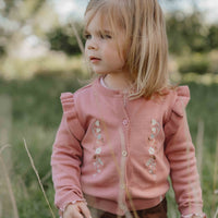 Wat zal het gebreid vest in warm rose van Little Dutch je kindje mooi staan! Het roze vestje is heerlijk zacht en comfortabel door het zachte biologisch katoen.  Het gebreide vestje is fijn te dragen als het wat frisser wordt en leent zich perfect voor het maken van laagjes met een top, t-shirt, longsleeve of blouse. 