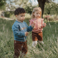 Wat zal de trendy korte broek in walnut brown van Little Dutch geweldig staan bij jouw kleintje. De korte broek is gemaakt van zachte, warme corduroy met een lichte stretch voor comfort, ideaal voor een dag vol spelen en verkennen. VanZus