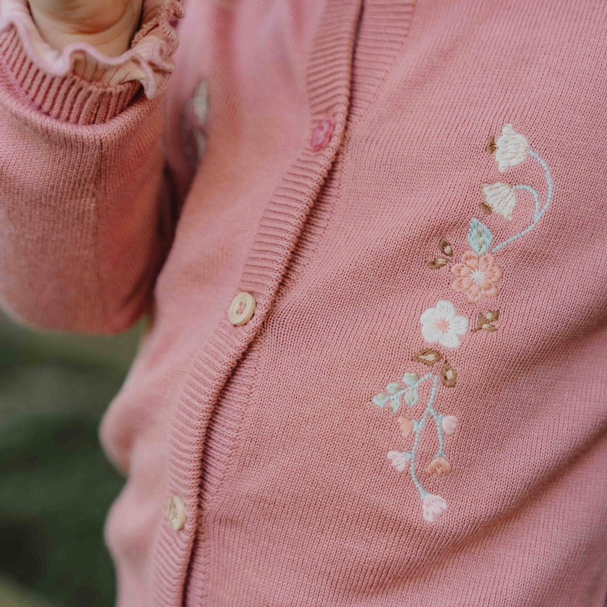 Wat zal het gebreid vest in warm rose van Little Dutch je kindje mooi staan! Het roze vestje is heerlijk zacht en comfortabel door het zachte biologisch katoen.  Het gebreide vestje is fijn te dragen als het wat frisser wordt en leent zich perfect voor het maken van laagjes met een top, t-shirt, longsleeve of blouse. 