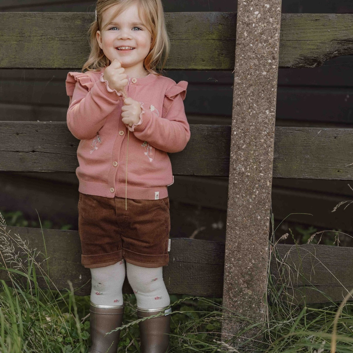 Wat zal het gebreid vest in warm rose van Little Dutch je kindje mooi staan! Het roze vestje is heerlijk zacht en comfortabel door het zachte biologisch katoen.  Het gebreide vestje is fijn te dragen als het wat frisser wordt en leent zich perfect voor het maken van laagjes met een top, t-shirt, longsleeve of blouse. 