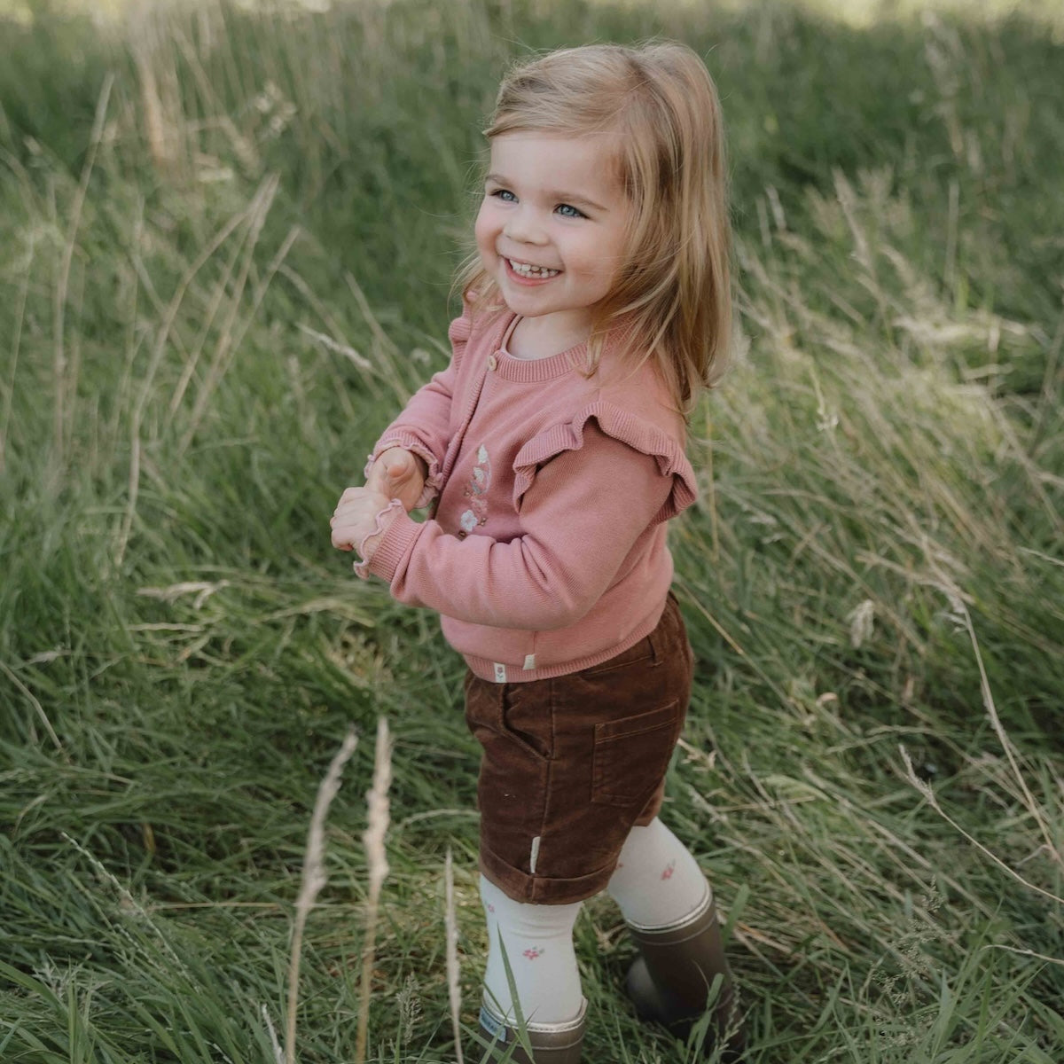 Wat zal het gebreid vest in warm rose van Little Dutch je kindje mooi staan! Het roze vestje is heerlijk zacht en comfortabel door het zachte biologisch katoen.  Het gebreide vestje is fijn te dragen als het wat frisser wordt en leent zich perfect voor het maken van laagjes met een top, t-shirt, longsleeve of blouse. 