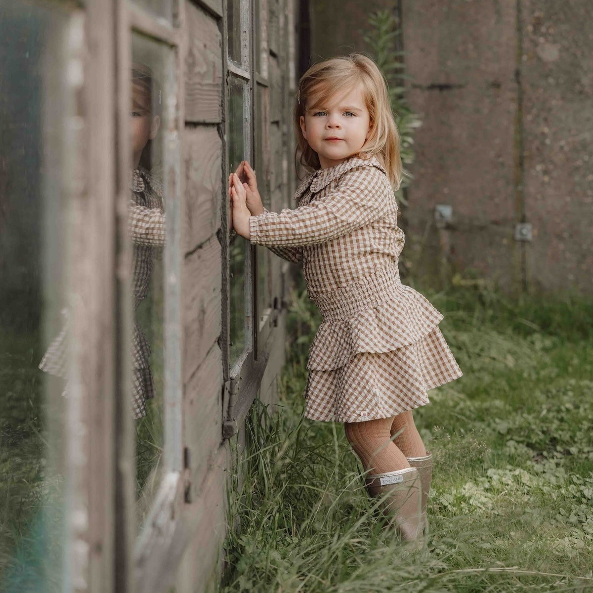 Hoe je de blouse brown check van Little Dutch ook combineert: je meisje zal er geweldig uitzien! De geruite blouse met lange mouwen heeft een bruin-wit patroon en een mooie opvallende kraag met ruches. Zo ziet de blouse er meteen heel bijzonder en meisjesachtig uit. De stof met textuur is van biologisch katoen. VanZus