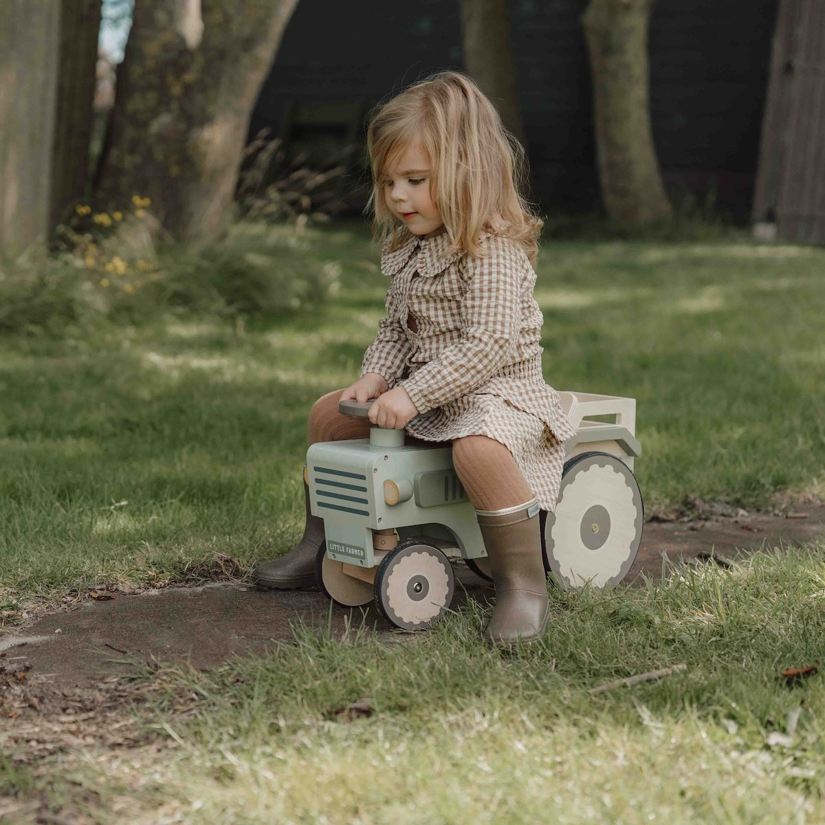 Hoe je de blouse brown check van Little Dutch ook combineert: je meisje zal er geweldig uitzien! De geruite blouse met lange mouwen heeft een bruin-wit patroon en een mooie opvallende kraag met ruches. Zo ziet de blouse er meteen heel bijzonder en meisjesachtig uit. De stof met textuur is van biologisch katoen. VanZus