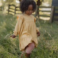 De Little Dutch blooming flower jurk met lange mouw in de kleur warm yellow is een prachtige jurk voor je kleintje. De jurk is gemaakt van een zachte stof en heeft een felle gele kleur, wat zorgt voor frisse en leuke uitstraling. VanZus