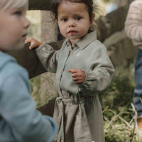 De Little Dutch jurk met lange mouw in de kleur green is een prachtige en stoere jurk voor je kleintje. De jurk is gemaakt van een zachte stof en heeft een subtiele groene kleur, wat zorgt voor frisse en leuke uitstraling. VanZus