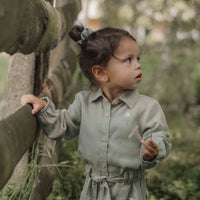 De Little Dutch jurk met lange mouw in de kleur green is een prachtige en stoere jurk voor je kleintje. De jurk is gemaakt van een zachte stof en heeft een subtiele groene kleur, wat zorgt voor frisse en leuke uitstraling. VanZus