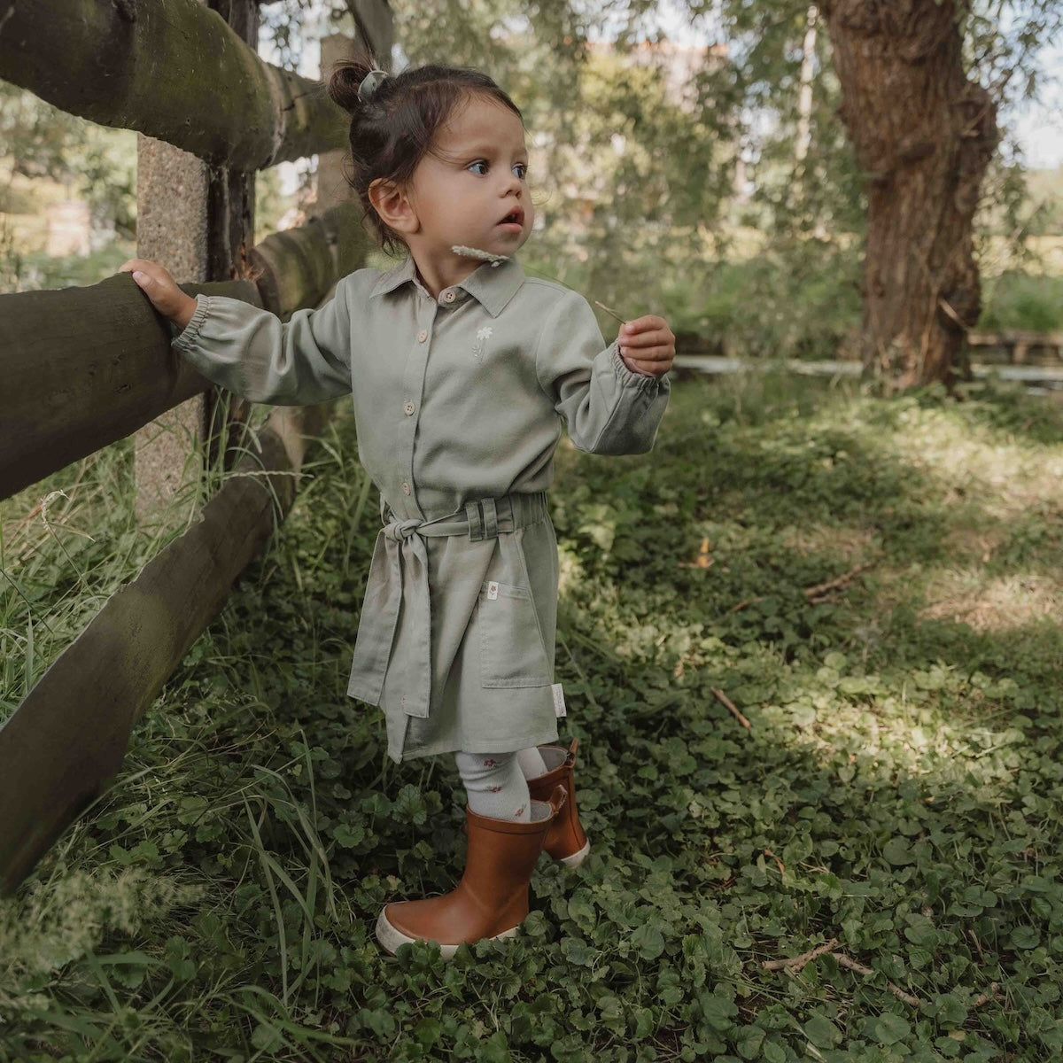 De Little Dutch jurk met lange mouw in de kleur green is een prachtige en stoere jurk voor je kleintje. De jurk is gemaakt van een zachte stof en heeft een subtiele groene kleur, wat zorgt voor frisse en leuke uitstraling. VanZus