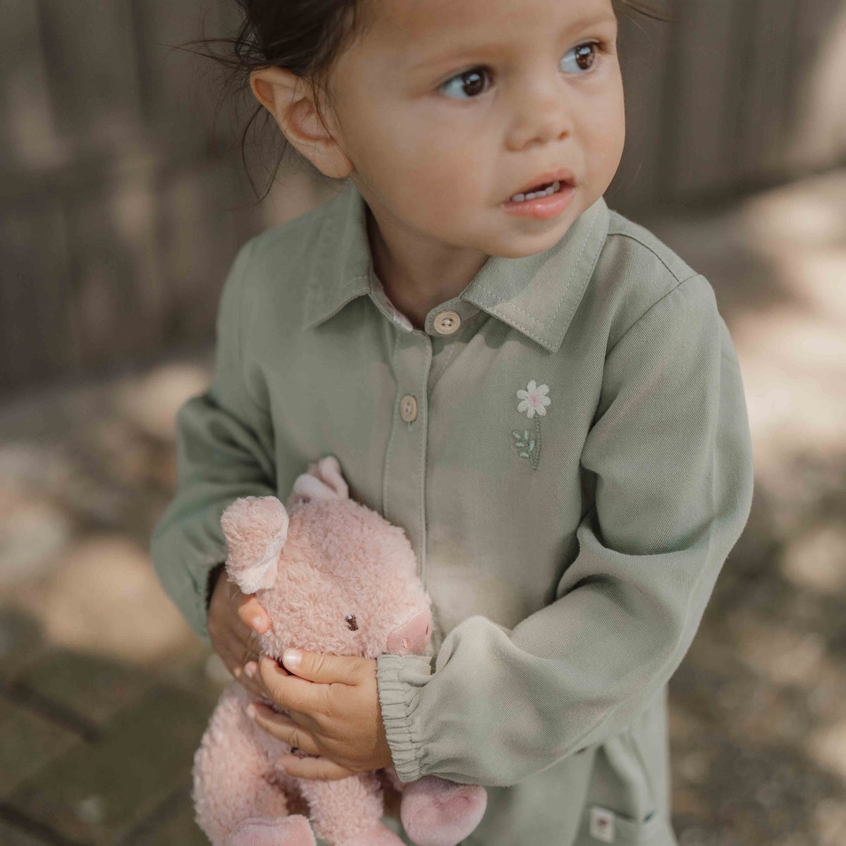 De Little Dutch jurk met lange mouw in de kleur green is een prachtige en stoere jurk voor je kleintje. De jurk is gemaakt van een zachte stof en heeft een subtiele groene kleur, wat zorgt voor frisse en leuke uitstraling. VanZus