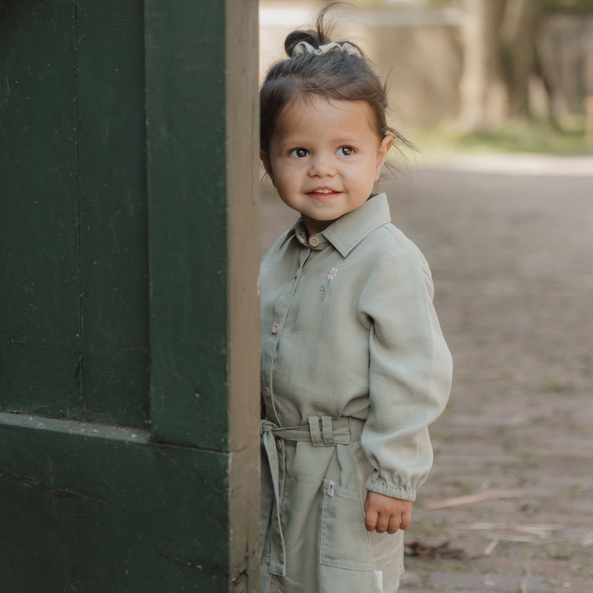 De Little Dutch jurk met lange mouw in de kleur green is een prachtige en stoere jurk voor je kleintje. De jurk is gemaakt van een zachte stof en heeft een subtiele groene kleur, wat zorgt voor frisse en leuke uitstraling. VanZus