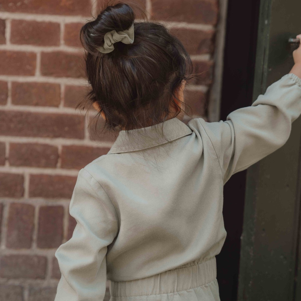 De Little Dutch jurk met lange mouw in de kleur green is een prachtige en stoere jurk voor je kleintje. De jurk is gemaakt van een zachte stof en heeft een subtiele groene kleur, wat zorgt voor frisse en leuke uitstraling. VanZus