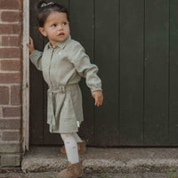 De Little Dutch jurk met lange mouw in de kleur green is een prachtige en stoere jurk voor je kleintje. De jurk is gemaakt van een zachte stof en heeft een subtiele groene kleur, wat zorgt voor frisse en leuke uitstraling. VanZus