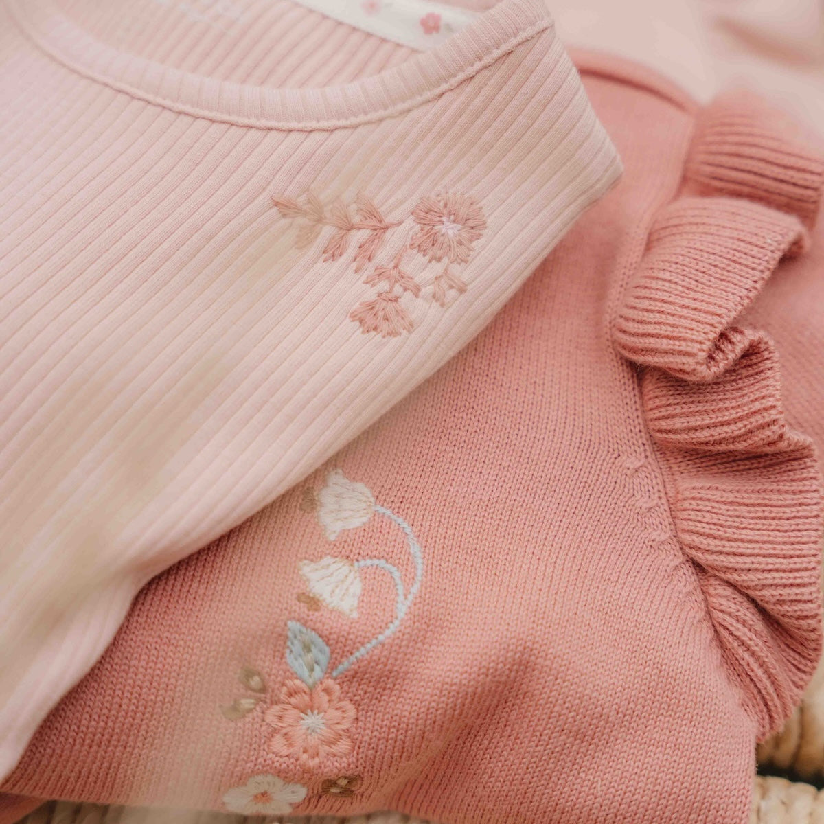 Dit basic t-shirt met lange mouw in de kleur soft rose van Little Dutch wil je niet missen in de kast van jouw kleintje.  Girly, superzacht en vrijwel altijd goed te combineren! De longsleeve is gemaakt van zacht biologisch katoen met een geribbelde textuur. Zacht en comfortabel. VanZus 