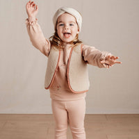 Wat zal jouw kindje stralen in deze sweater in de kleur soft rose van Little Dutch! Vind je 'm niet onwijs schattig?  Deze warme sweater is heel zacht aan de binnenkant en heeft aan de voorkant geborduurde kleine bloemetjes. Gemaakt van biologisch katoen in een mooie oudroze kleur. VanZus 