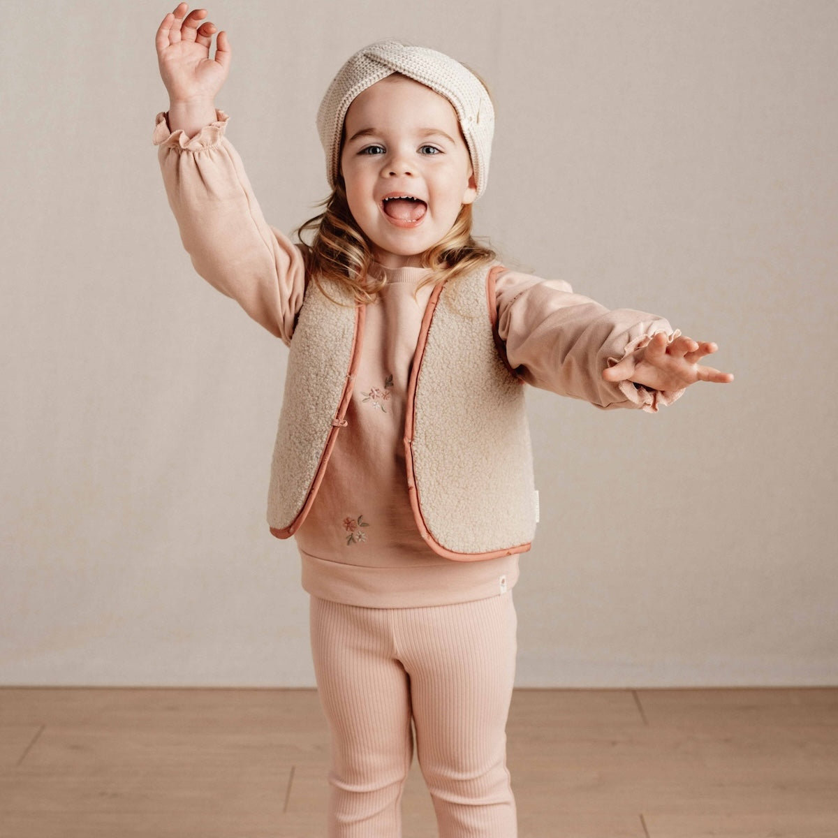 Met het omkeerbaar gilet van Little Dutch in de kleur sand/warm rose blooming flower voeg je een vleugje stijl toe aan de outfit van je kind. Het gilet kan op twee manieren gedragen worden: de kant van de teddystof of de kant met bloemetjesprint. VanZus