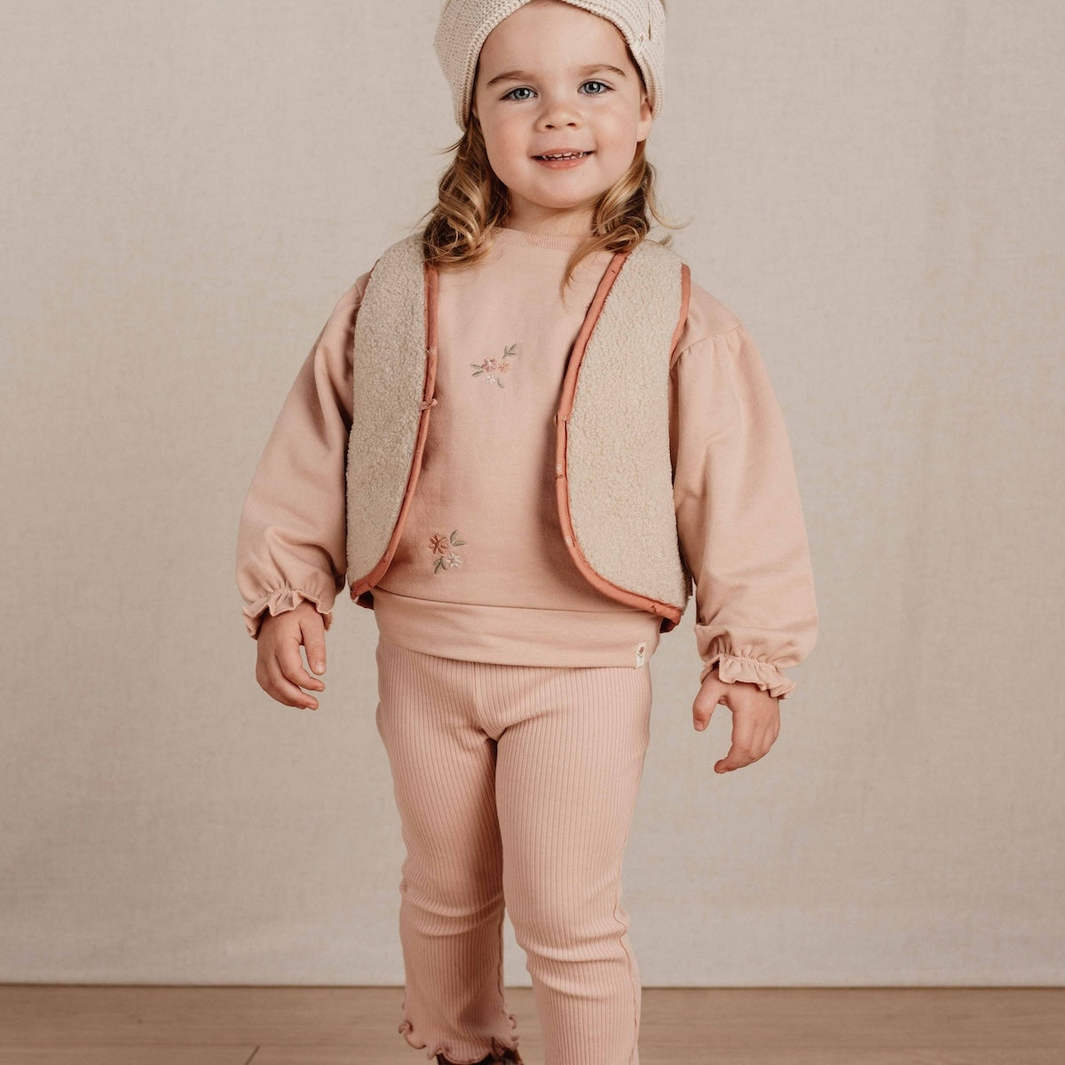 Deze schattige broek in soft rose van Little Dutch heeft een stijlvol flared pasvorm die de outfit van je kleintje meteen een trendy upgrade geeft. Gemaakt van zacht biologisch katoen met een geribbelde textuur voor een fijne pasvorm.VanZus