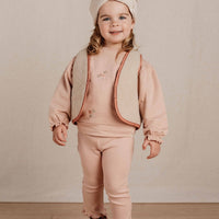 Met het omkeerbaar gilet van Little Dutch in de kleur sand/warm rose blooming flower voeg je een vleugje stijl toe aan de outfit van je kind. Het gilet kan op twee manieren gedragen worden: de kant van de teddystof of de kant met bloemetjesprint. VanZus