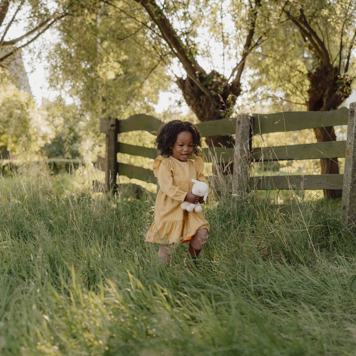 De Little Dutch blooming flower jurk met lange mouw in de kleur warm yellow is een prachtige jurk voor je kleintje. De jurk is gemaakt van een zachte stof en heeft een felle gele kleur, wat zorgt voor frisse en leuke uitstraling. VanZus