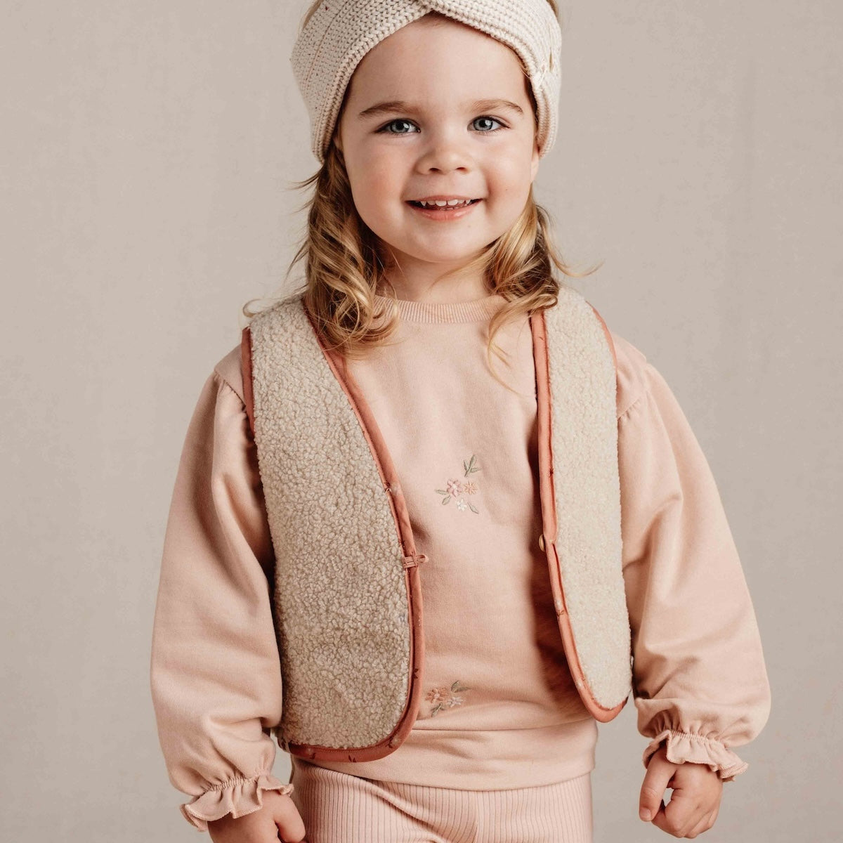 Wat zal jouw kindje stralen in deze sweater in de kleur soft rose van Little Dutch! Vind je 'm niet onwijs schattig?  Deze warme sweater is heel zacht aan de binnenkant en heeft aan de voorkant geborduurde kleine bloemetjes. Gemaakt van biologisch katoen in een mooie oudroze kleur. VanZus 