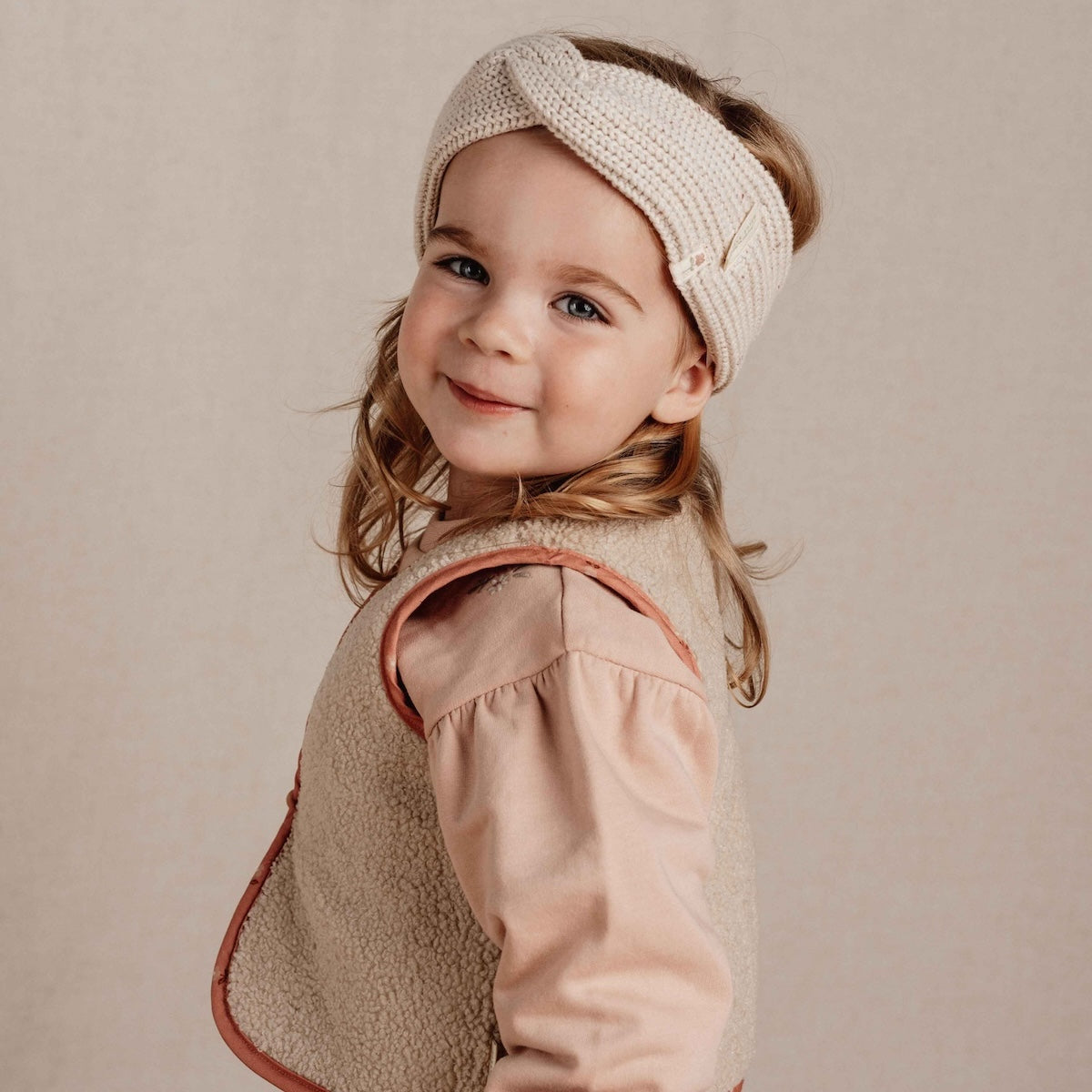 De Little Dutch gebreide haarband in de kleur sand is een schattig en praktisch accessoire dat de outfit van je kleintje compleet maakt. De haarband is gemaakt van zachte, gebreide stof en houdt de oortjes van je kind warm. VanZus