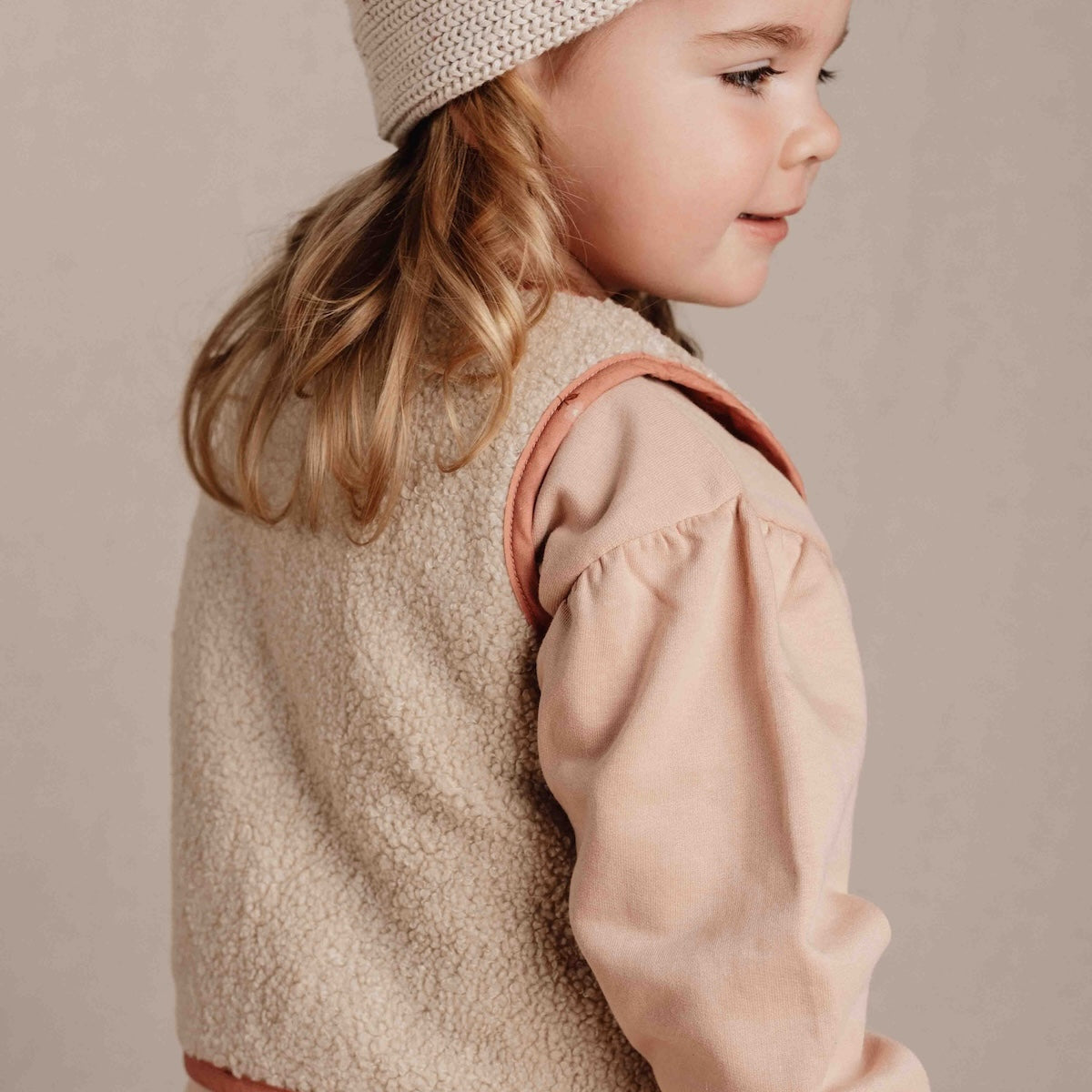 Met het omkeerbaar gilet van Little Dutch in de kleur sand/warm rose blooming flower voeg je een vleugje stijl toe aan de outfit van je kind. Het gilet kan op twee manieren gedragen worden: de kant van de teddystof of de kant met bloemetjesprint. VanZus