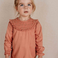 Is deze blouse in de kleur warm rose van Little Dutch niet één van de meest schattige shirts voor jouw kleine meisje? Het speelse en elegante ontwerp van de blouse maakt het niet alleen een echte eyecatcher, maar ook een heel elegant en meisjesachtig shirt. VanZus 