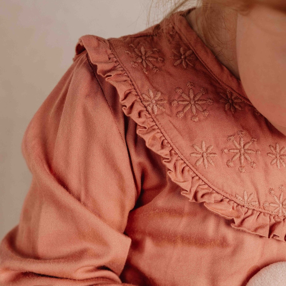 Is deze blouse in de kleur warm rose van Little Dutch niet één van de meest schattige shirts voor jouw kleine meisje? Het speelse en elegante ontwerp van de blouse maakt het niet alleen een echte eyecatcher, maar ook een heel elegant en meisjesachtig shirt. VanZus 