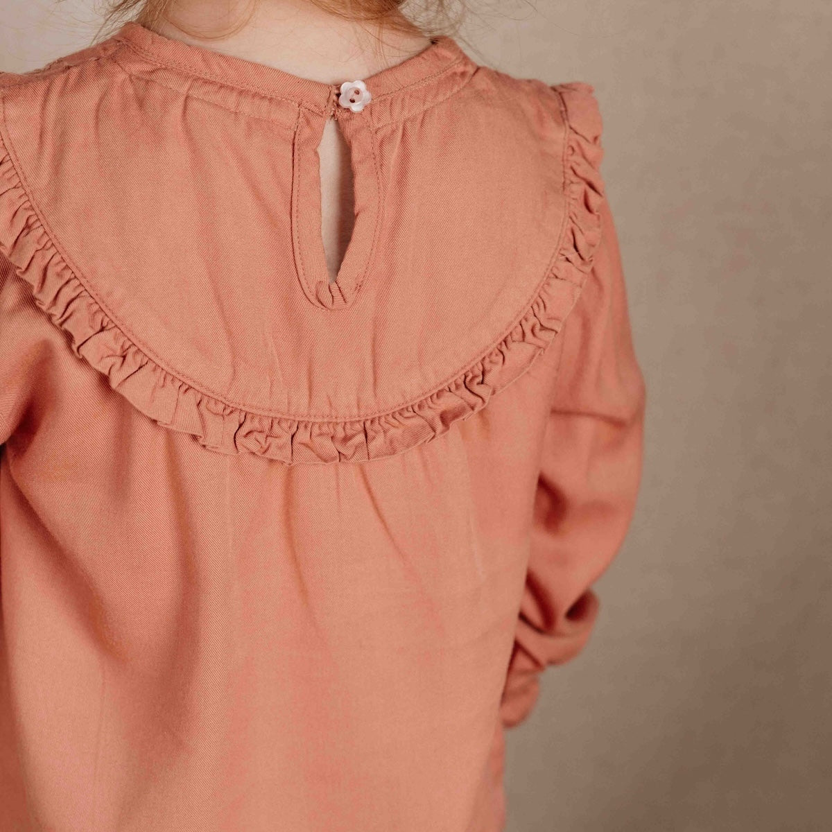 Is deze blouse in de kleur warm rose van Little Dutch niet één van de meest schattige shirts voor jouw kleine meisje? Het speelse en elegante ontwerp van de blouse maakt het niet alleen een echte eyecatcher, maar ook een heel elegant en meisjesachtig shirt. VanZus 