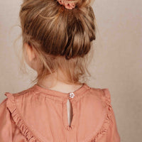 Is deze blouse in de kleur warm rose van Little Dutch niet één van de meest schattige shirts voor jouw kleine meisje? Het speelse en elegante ontwerp van de blouse maakt het niet alleen een echte eyecatcher, maar ook een heel elegant en meisjesachtig shirt. VanZus 