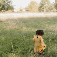 De Little Dutch blooming flower jurk met lange mouw in de kleur warm yellow is een prachtige jurk voor je kleintje. De jurk is gemaakt van een zachte stof en heeft een felle gele kleur, wat zorgt voor frisse en leuke uitstraling. VanZus