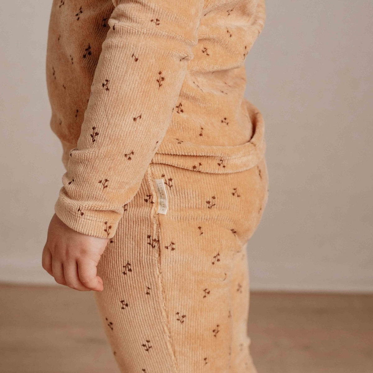 Deze schattige broek in almond blooming flower van Little Dutch heeft een stijlvol flared pasvorm die de outfit van je kleintje meteen een trendy upgrade geeft.  Gemaakt van zacht biologisch katoen met een geribbelde textuur voor een fijne pasvorm. VanZus