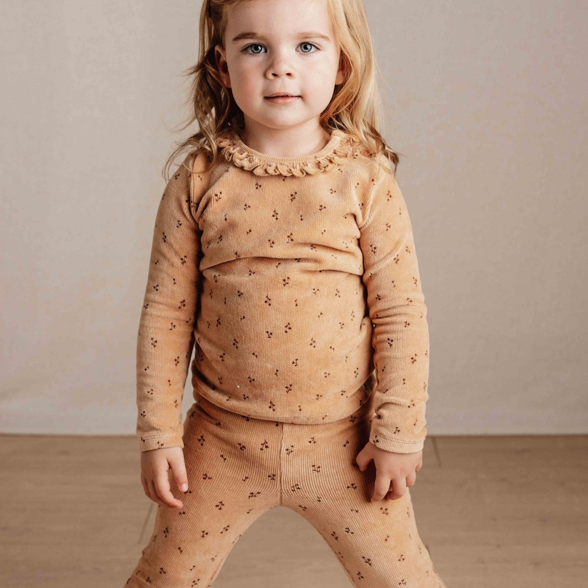 Deze schattige broek in almond blooming flower van Little Dutch heeft een stijlvol flared pasvorm die de outfit van je kleintje meteen een trendy upgrade geeft.  Gemaakt van zacht biologisch katoen met een geribbelde textuur voor een fijne pasvorm. VanZus