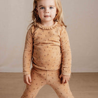 Deze schattige broek in almond blooming flower van Little Dutch heeft een stijlvol flared pasvorm die de outfit van je kleintje meteen een trendy upgrade geeft.  Gemaakt van zacht biologisch katoen met een geribbelde textuur voor een fijne pasvorm. VanZus