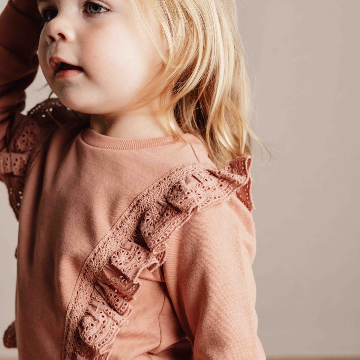 Deze schattige sweater in warm pink van Little Dutch is een heerlijk zacht voor je kleine meisje! Gemaakt van biologisch katoen met extra zachtheid aan de binnenkant. De ruches met geborduurde bloemetjes langs beide zijden van de trui en een bloemborduursel op één van de mouwen voegt een leuk detail toe.  VanZus