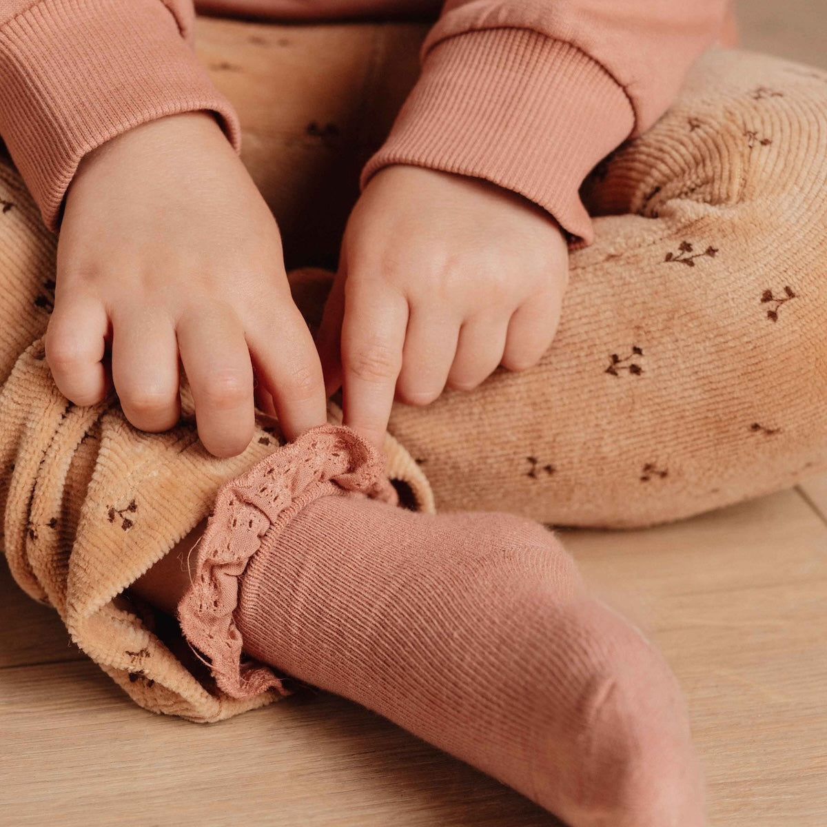 Deze schattige broek in almond blooming flower van Little Dutch heeft een stijlvol flared pasvorm die de outfit van je kleintje meteen een trendy upgrade geeft.  Gemaakt van zacht biologisch katoen met een geribbelde textuur voor een fijne pasvorm. VanZus