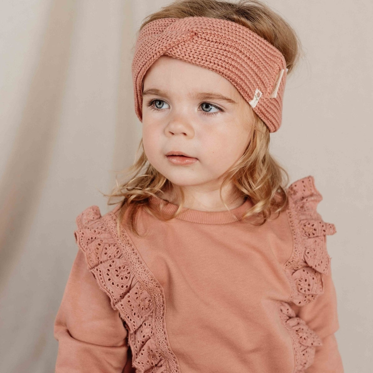 De Little Dutch gebreide haarband in de kleur warm rose is een schattig en praktisch accessoire dat de outfit van je kleintje compleet maakt. De haarband is gemaakt van zachte, gebreide stof en houdt de oortjes van je kind warm. VanZus